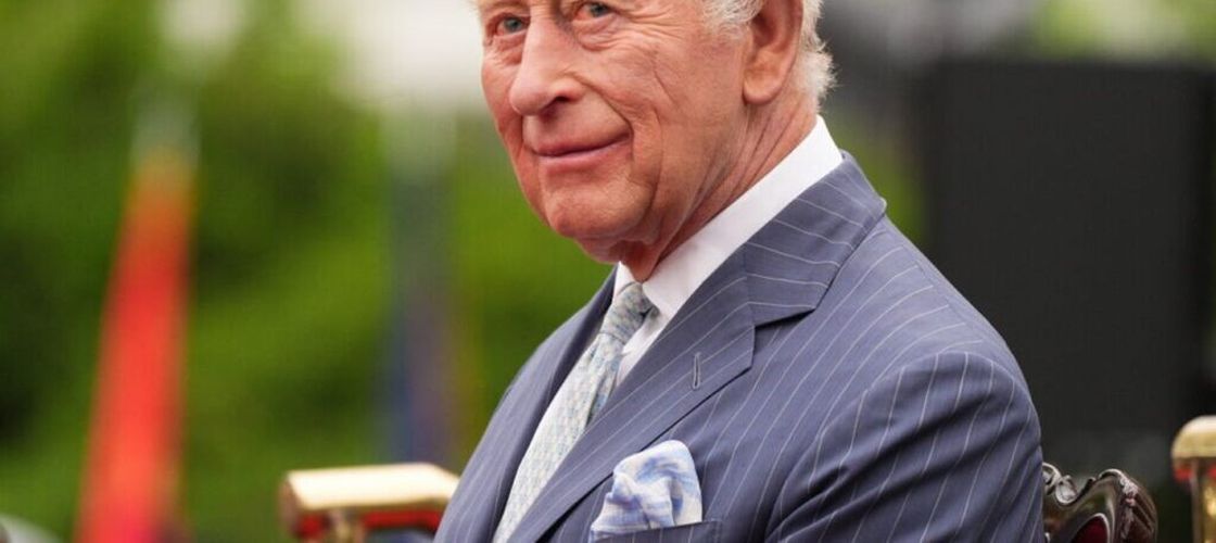 Grâul tradițional care ajunge în pălării: Regele Charles al III-lea oferă recolta unui câmp unei creatoare britanice