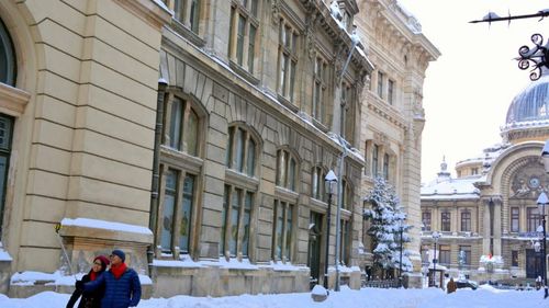 Patronii de restaurante din Centrul Vechi susțin că nu și-au putut derula activitatea deoarece Primăria Sector 3 nu a curățat zăpada pe străzile mici/ Reacția primăriei