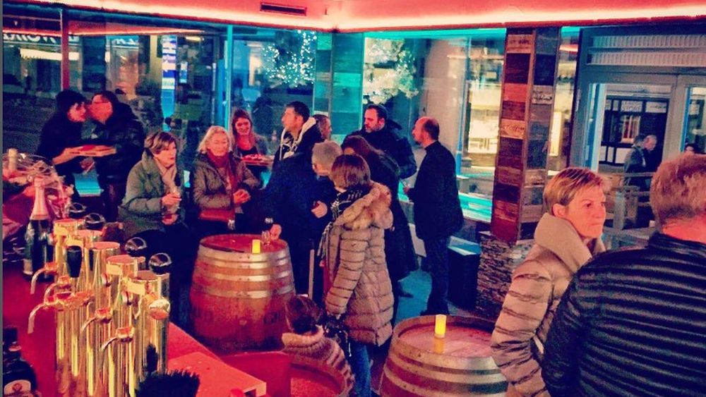 FOTO | Ce se știe despre „Constellation”, barul în care a izbucnit incendiul soldat cu circa 40 de morți, în Alpii elvețieni / Poliția a publicat imagini din interior, ulterior deflagrației