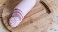Parizer vândut ca fiind de porc, dar cu doar 1% carne de porc la analize / Explicația producătorului: apa ar fi „transformat” porcul în pui
