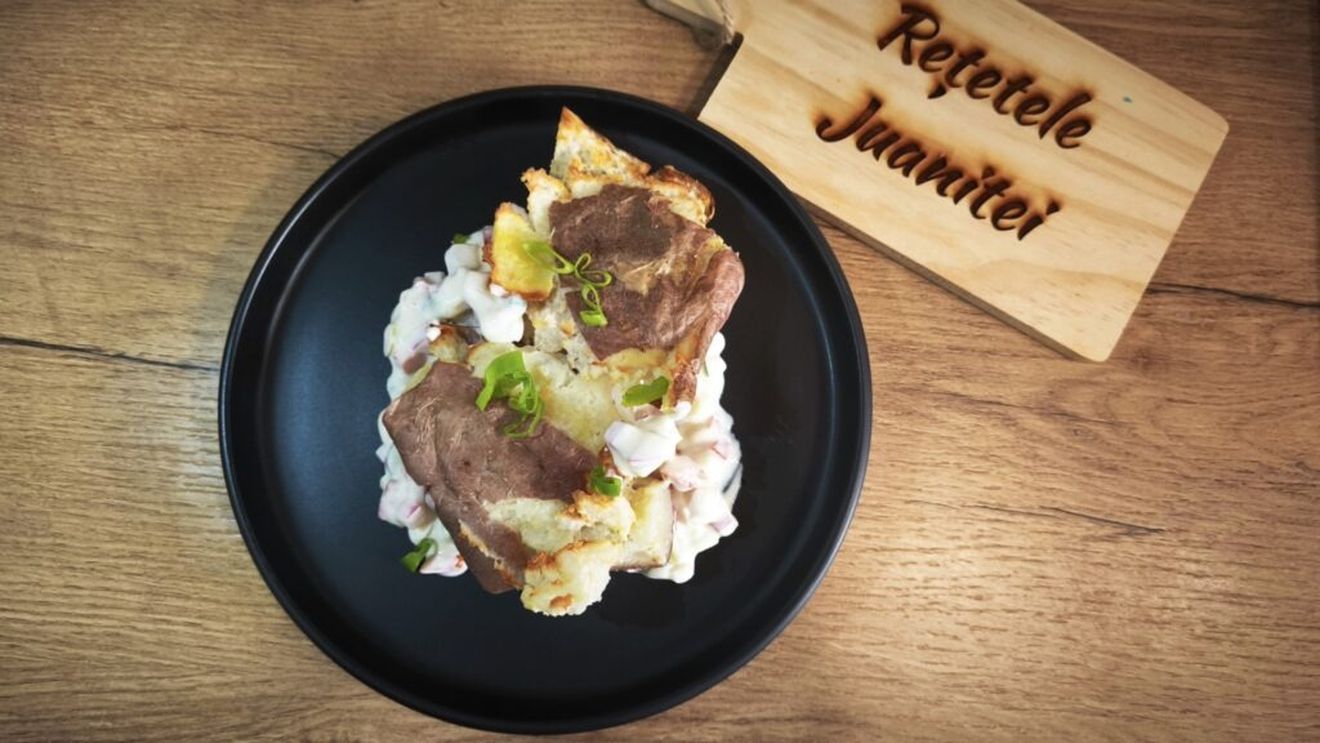 VIDEO | Rețetele Juanitei | Salata de cartofi crocanți cu sos de iaurt și muștar/ Preparatul viral pe rețelele sociale pe care nu ai cum să-l ratezi