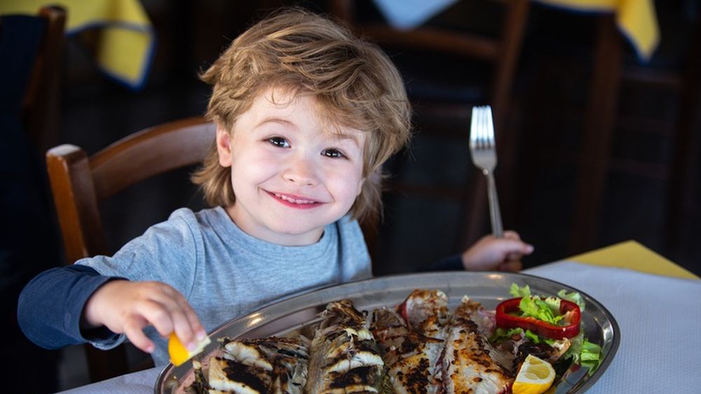 Cum îi facem pe copii să mănânce pește? Trucuri validate de nutriționiști / Tania Fântână: „Cu răbdare și variație, chiar și cei mai mofturoși copii ajung să îl accepte”