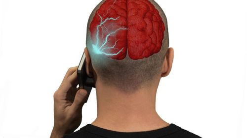 Poate radiația din telefoanele mobile și cuptoarele cu microunde să provoace cancer? Un nou studiu susține că are răspunsuri definitive / Care sunt efectele radiațiilor emise de antenele de telefonie mobilă
