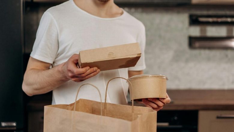 Mai multe branduri importante din HoReCa și retail, în Italia, luate la întrebări într-o anchetă privind condițiile de muncă oferite livratorilor. Sunt vizate, printre altele, nume mari precum McDonald’s, Burger King, KFC, Carrefour