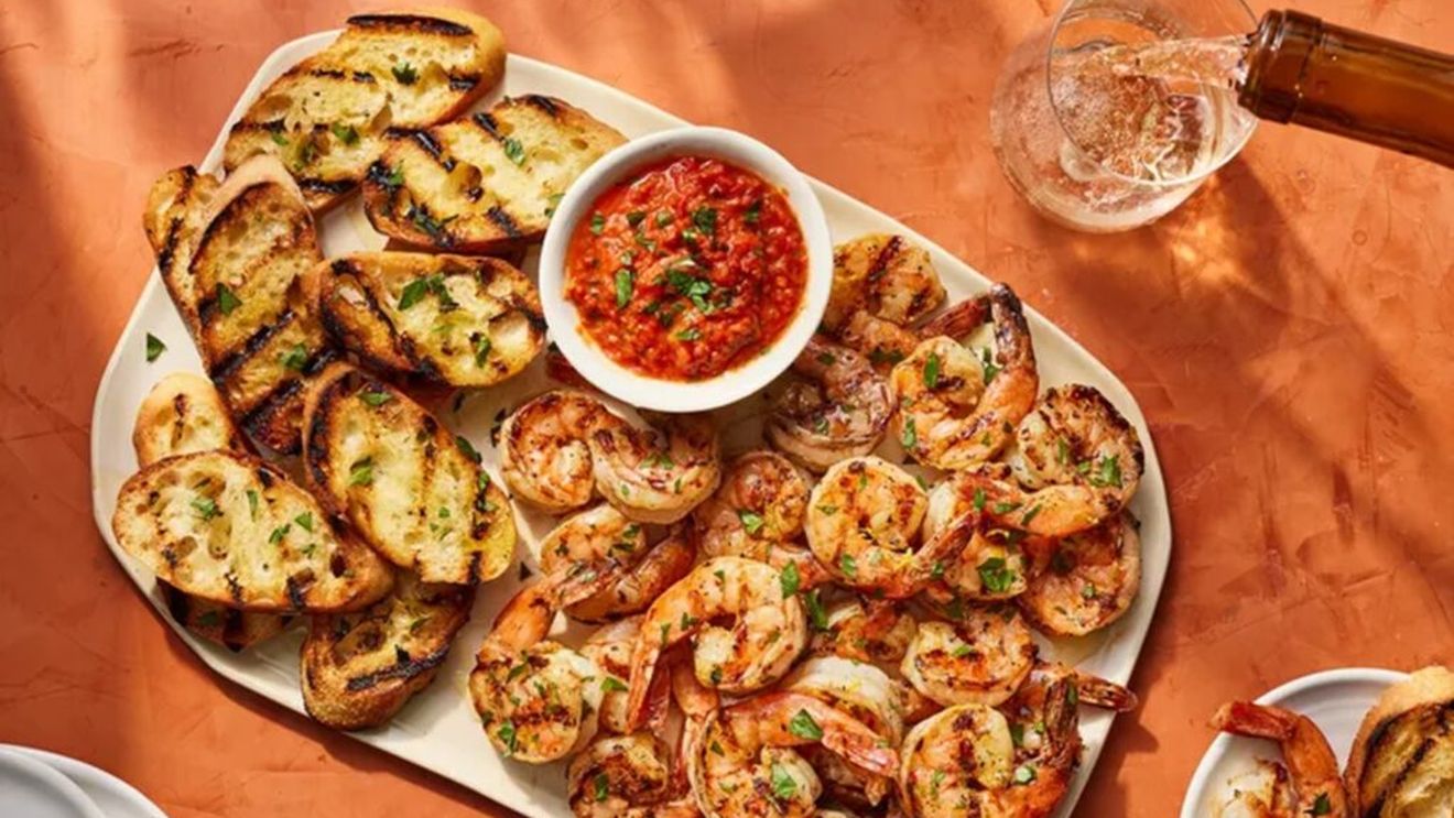 Creveți la grătar cu sos de roșii proaspete/Un prânz care pare pretențios, dar de fapt e unul foarte simplu și gustos