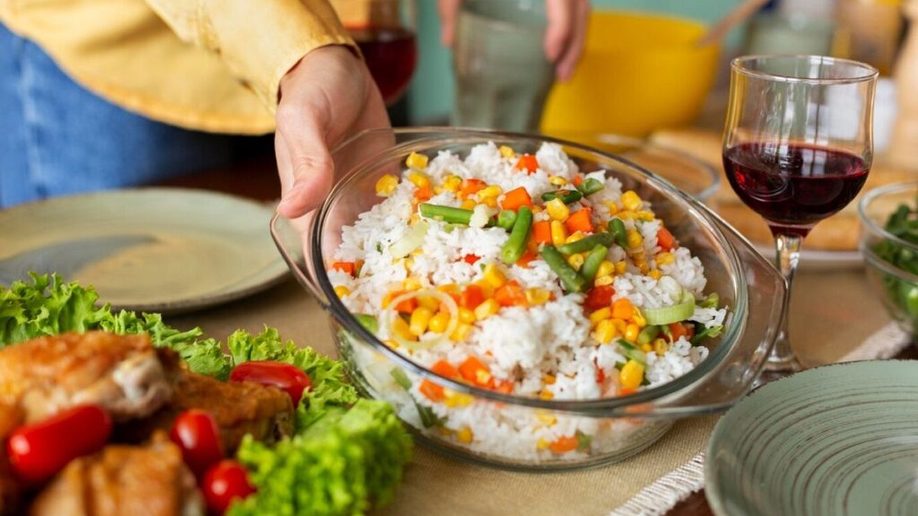 „Mi-a rămas orez gătit, cât îl mai pot mânca?” / Explicații clare despre alimentele gătite și păstrate la frigider / Când devin o „bombă cu ceas” în farfurie