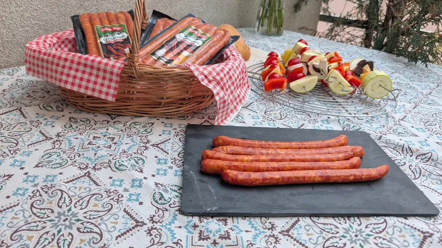 Rețetă rapidă de vară: Cârnați cu frigărui de legume la grătar