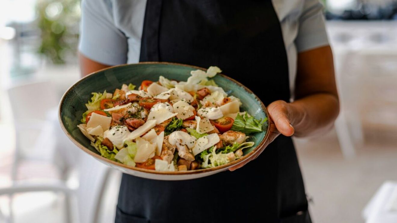 Cum reușesc restaurantele să transforme salata Caesar într-un deliciu pe care nu-l poți replica acasă / Tehnica secretă folosită de bucătari pentru un gust memorabil