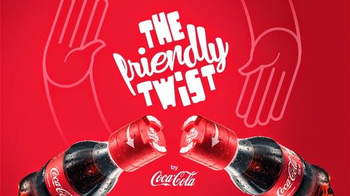 VIDEO | Coca-Cola a introdus în campusurile americane sticle al căror dop necesită pentru deschidere o altă sticlă de Coca-Cola/  Produsul este gândit ca o modalitate de socializare la început de an pentru „boboci” și un ajutor în combaterea bullying-ului