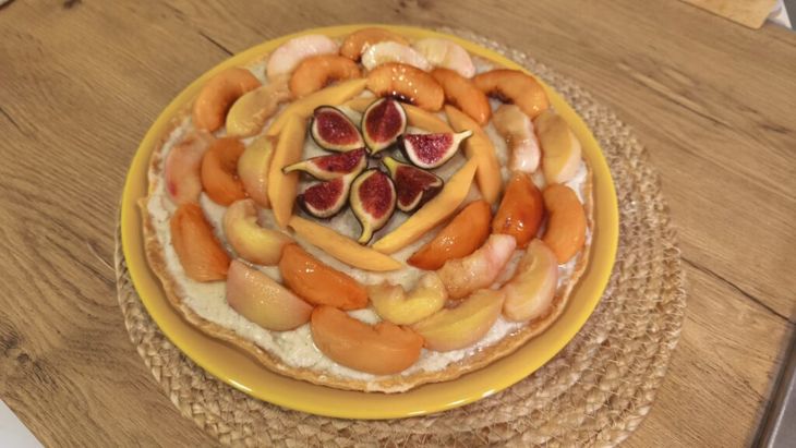 VIDEO-FOTO | Tartă cu cremă de vanilie și piersici coapte. Un desert răcoritor sau o prăjitură pentru o ocazie mai specială