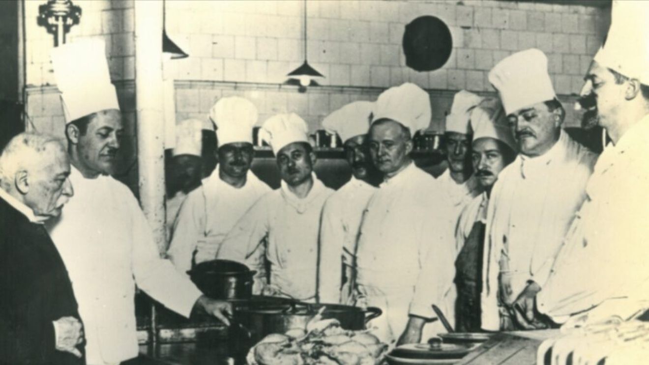 Restaurantele de înaltă clasă funcționează aproape ca o structură militară, pe bază de disciplină și rigoare. Care sunt rolurile și ierarhia personalului în bucătărie