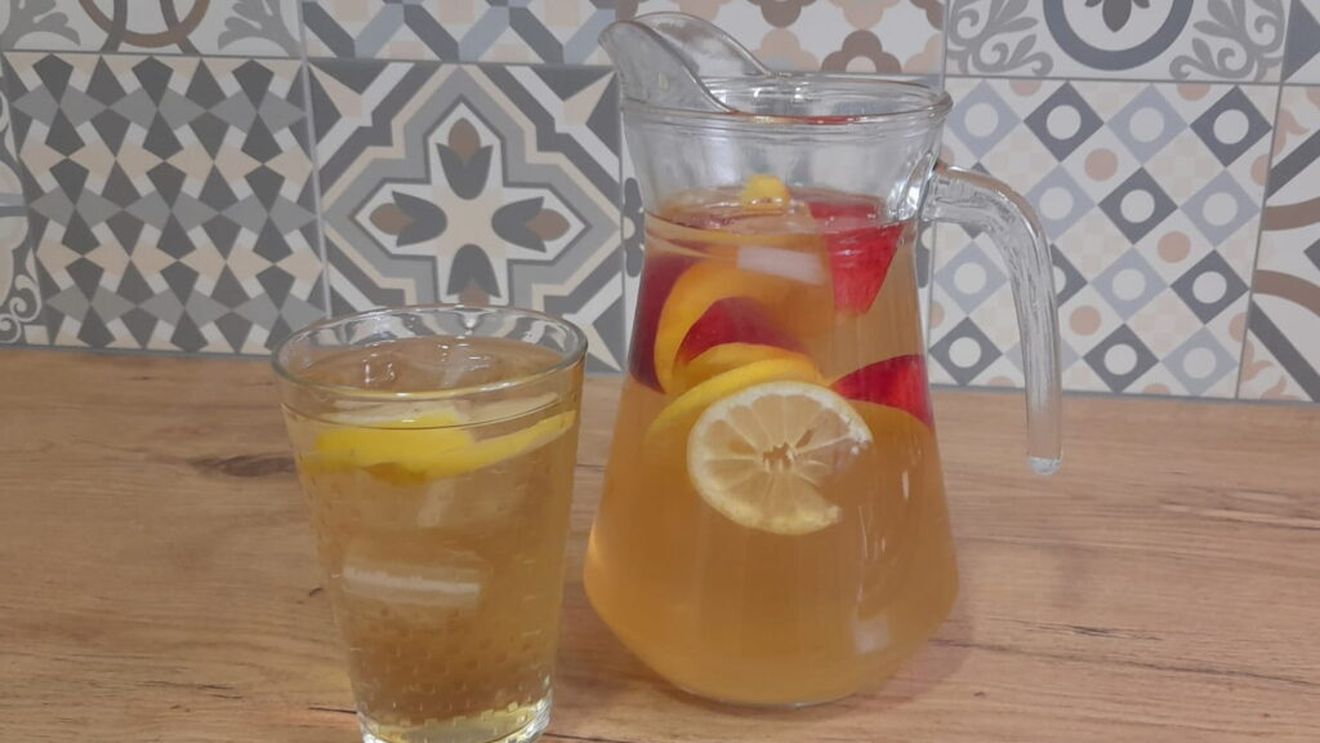 Ice tea fără conservanți făcut în casă în 10 minute. Băutura sănătoasă cu care să înfrunți canicula