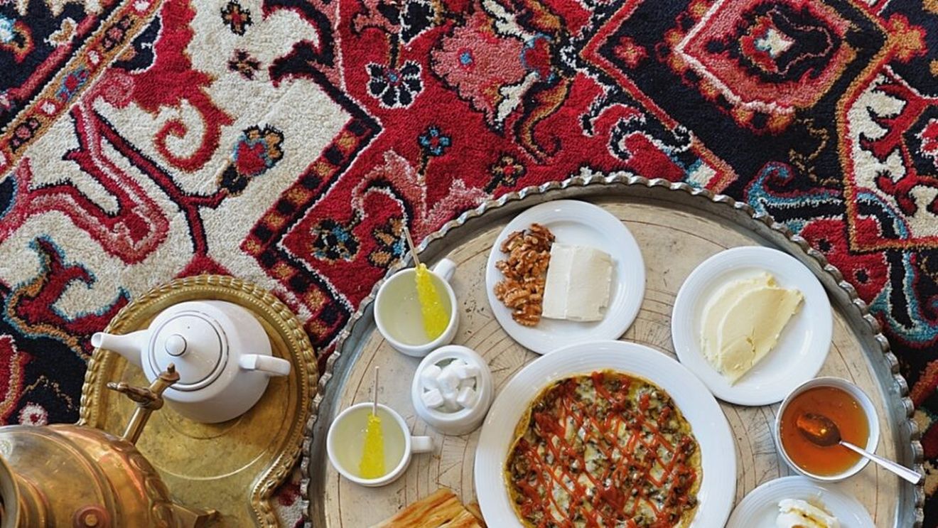 Istanbul: Patru localuri autentice unde să mănânci micul dejun / De la cremă din lapte de bivoliță servită cu miere la faimosul menemen și chiar la supa de pui, care, surprinzător, este o alegere populară pentru prima masă a zilei