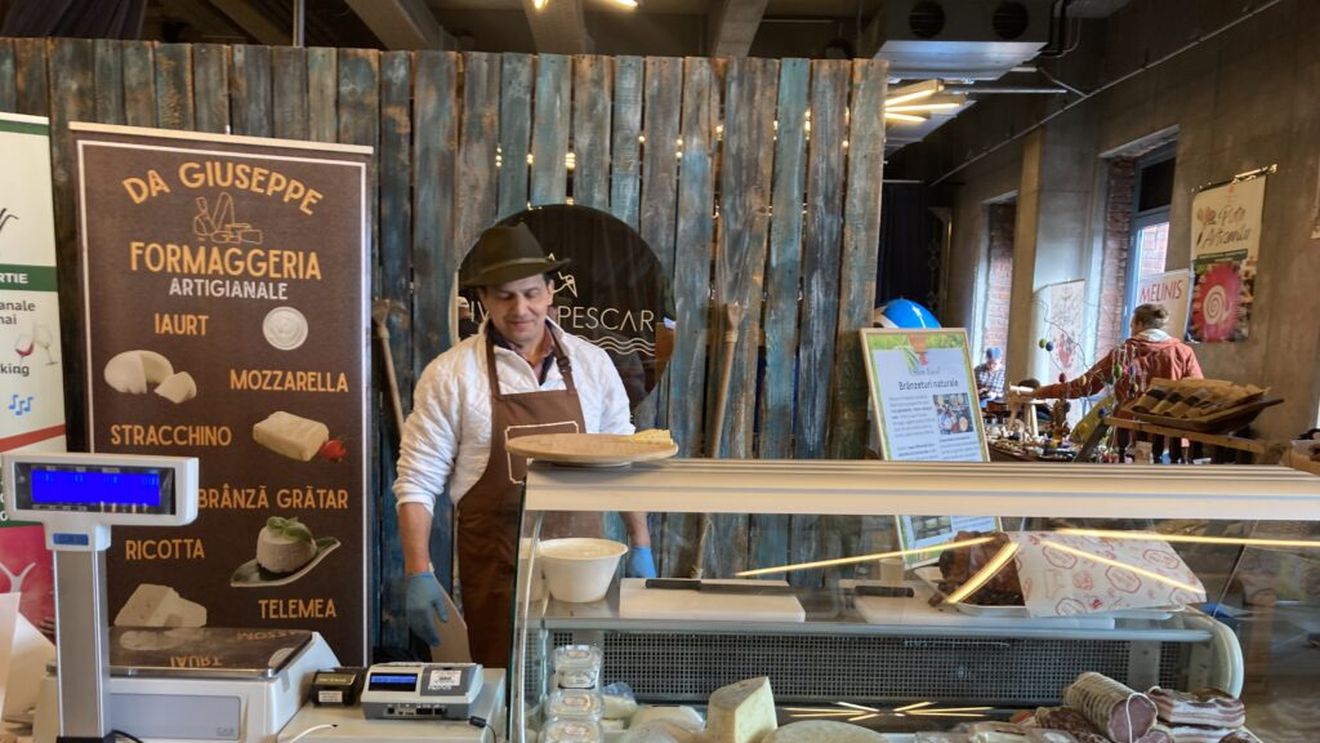 FOTO-REPORTAJ: Brânzeturi maturate, zacuscă, carne fără aditivi și degustări direct de la fermieri / Cum a fost la Slow Food Earth Market, evenimentul „Piața Artizanilor” organizat în Capitală și ce produse ar trebui încercate