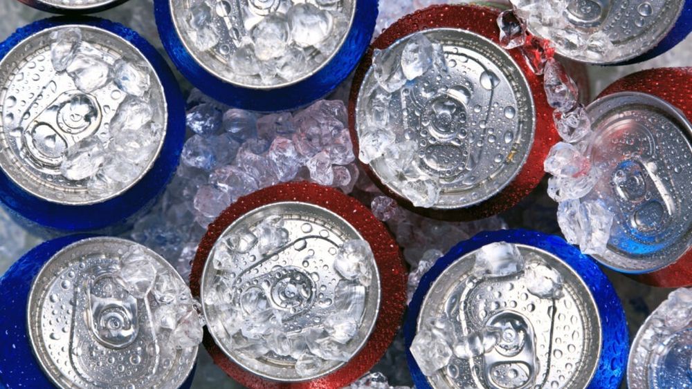 Băuturile carbogazoase, inclusiv cele dietetice, cresc riscul de boală hepatică cu până la 60%, arată un nou studiu / Chiar și un singur suc pe zi poate afecta ficatul