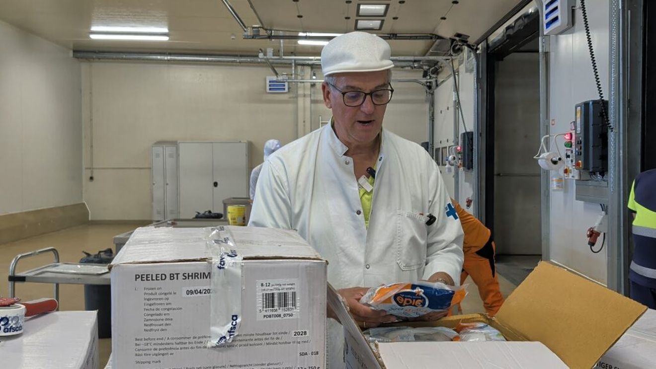 REPORTAJ FOTO-VIDEO | Cum sunt verificate alimentele care intră în Uniunea Europeană. Ce se întâmplă cu transporturile care ridică suspiciuni / Studiu de caz: creveții din India