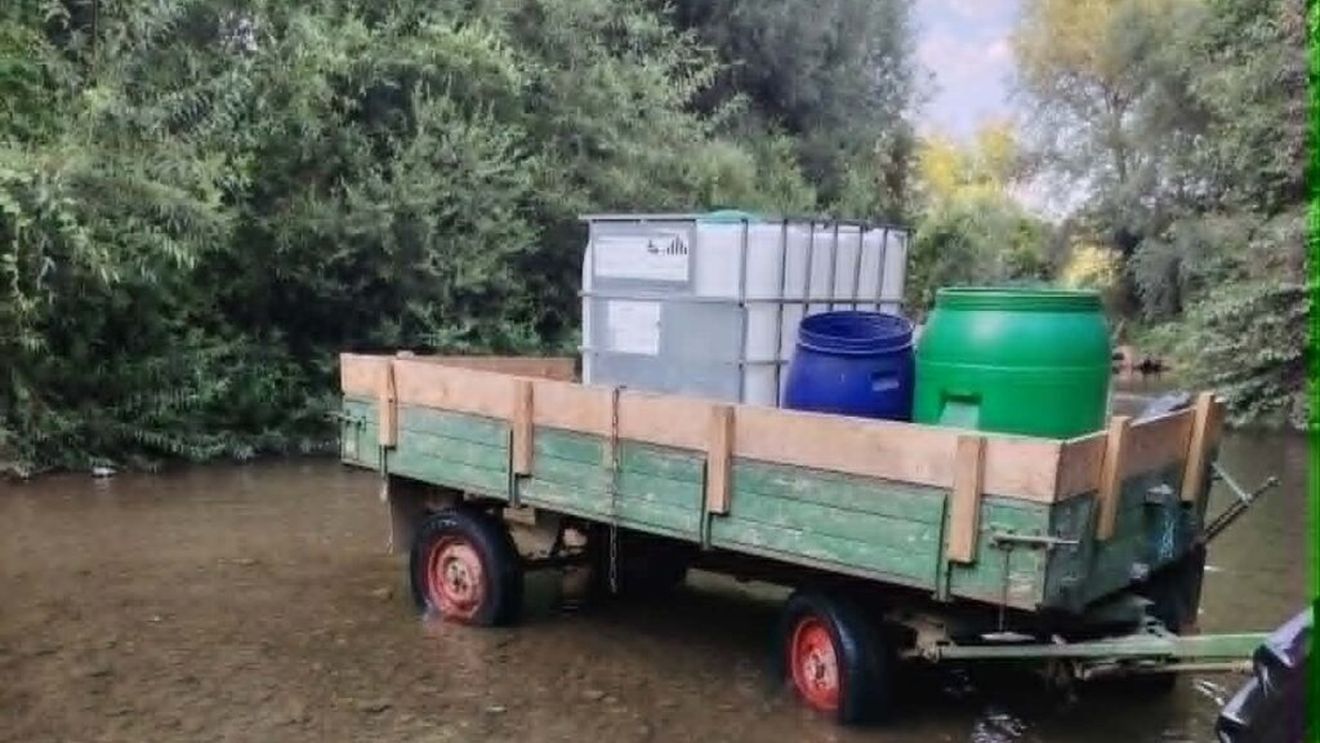 FOTO | „Situația este gravă!”. Seceta transformă râul Caraș într-un pârâu. Satele au rămas fără apă, iar fermierii cară mii de litri pentru animale. Pe Clisura Dunării, situația este diferită