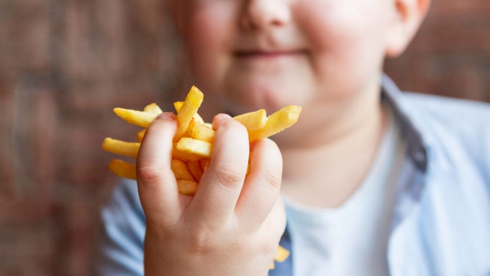 Declic: 1 din 4 copii din România are probleme de greutate. Peste 24.000 de persoane cer etichete de avertizare pe alimentele nesănătoase