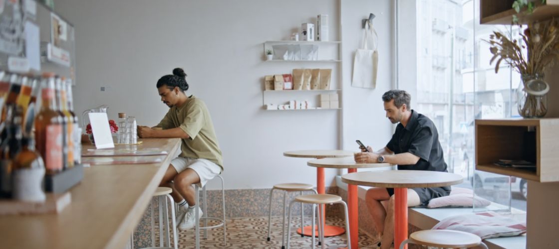 INTERVIU | Profilul consumatorului de cafea, realizat de un barista profesionist / „Băutura pe care o alegi spune multe despre tine” (Ep. 2)