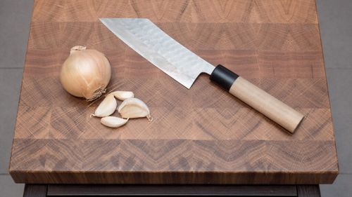 Cinci sfaturi pentru a-ți păstra tocătorul de lemn impecabil și sigur timp de un deceniu. Un chef bucătar demontează mitul conform căruia tocătoarele din plastic sau sticlă ar fi mai bune / În primul rând, alege un lemn de calitate, precum cireș, acacia, fag, tec, arțar sau nuc