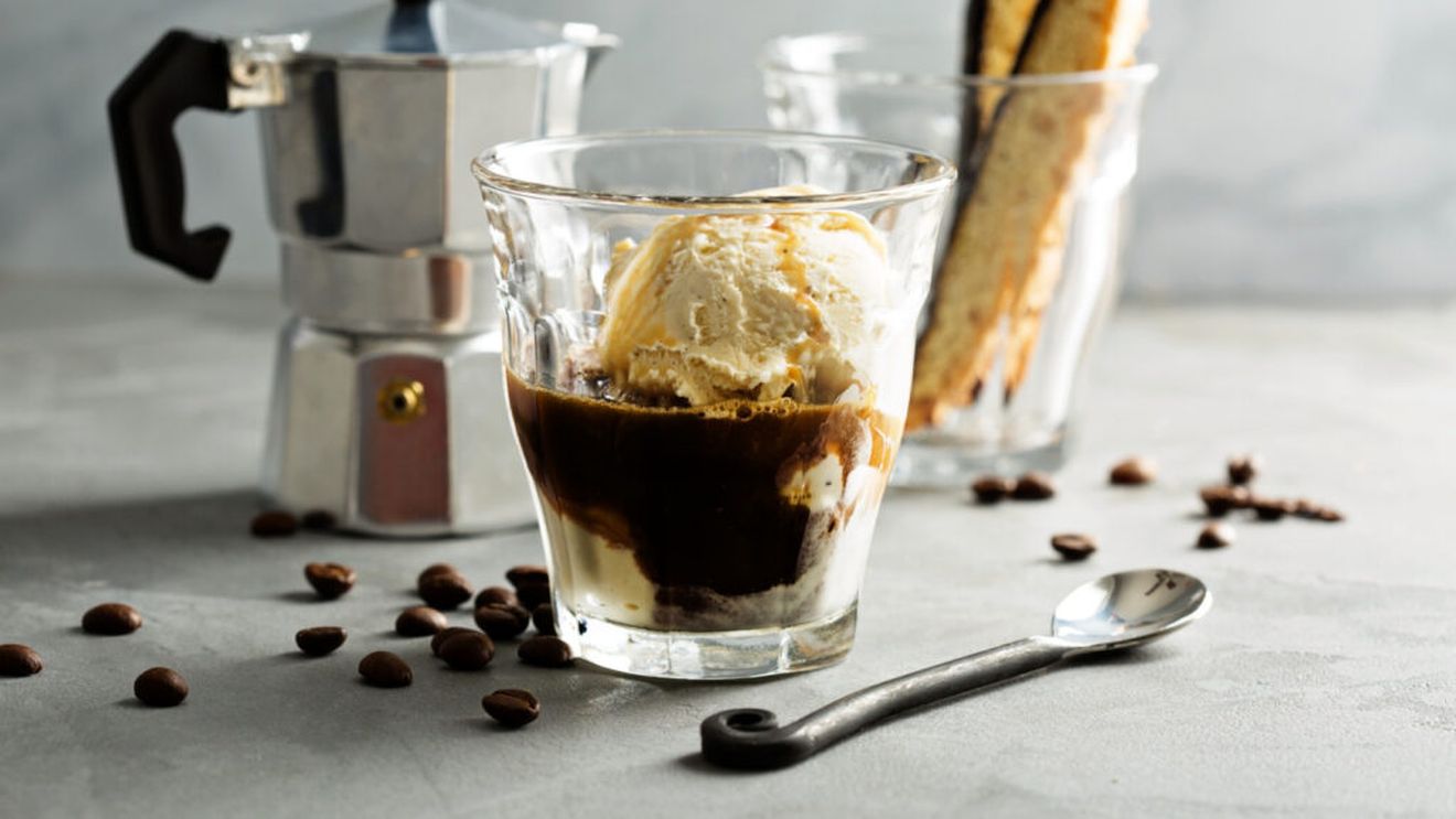 Cum să folosești cafeaua în deserturile reci? Câteva idei creative ale unor cofetari italieni. Plăcere, efect răcoritor și energie, la un loc
