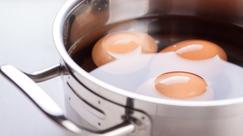 Cum se curăță cel mai ușor coaja de pe ouăle fierte. Ies mai bine și mai gustoase doar adăugând ceva în apa în care fierb