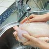 Speli puiul crud, decongelezi carnea pe blat sau mănânci pizza rămasă peste noapte? Experții în siguranță alimentară explică ce obiceiuri din bucătărie sunt cu adevărat periculoase