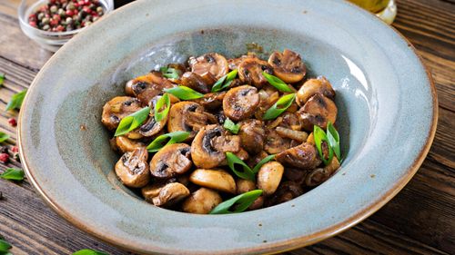 Secretul simplu pentru ciuperci perfecte la tigaie / Ingredientul care le păstrează deschise la culoare și apetisante