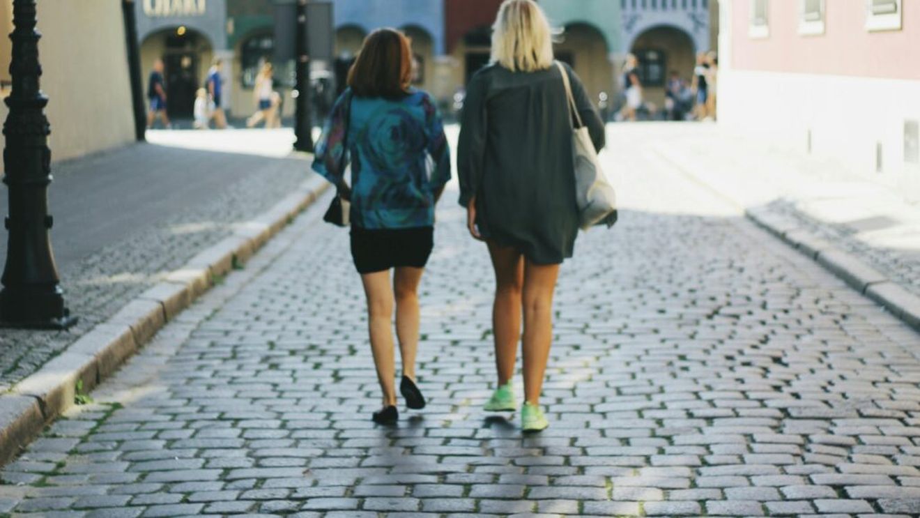 Cinci motive pentru care este recomandat să faci o plimbare după ce mănânci/Te va ajuta, printre altele, la digestie și la reglarea glicemiei