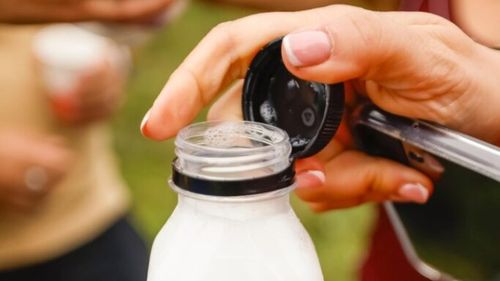 Inițiativă inedită la Târgul Mureș/ Cetățenii pot achiziționa de la un dozator lapte proaspăt provenit de la ferma unui liceu agricol