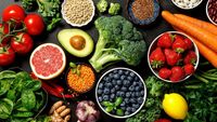 Speli fructele și legumele doar cu apă? Folosești săpun ca să le cureți? Iată de ce spune un inginer alimentar că procedezi foarte greșit