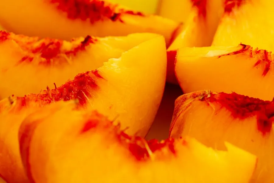 piersici-cum-alegi-piersicile-piersici-dulci-piersici-coapte-fructe-de-sezon-cumparaturi-supermarket-sfaturi-alimentatie-fermieri-pearson-farm