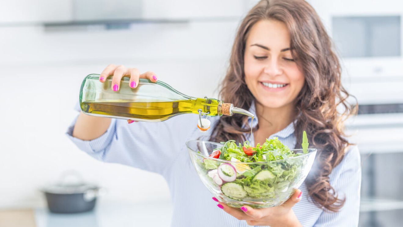 De ce roșiile merg cu ulei de măsline, iar spanacul cu lămâie. Combinațiile alimentare care ajută organismul să absoarbă mai mulți nutrienți