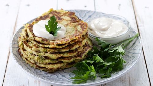 Mic dejun estival. Pancakes de dovlecei, alternativa mai elaborată la clasicele felii de dovlecei pané