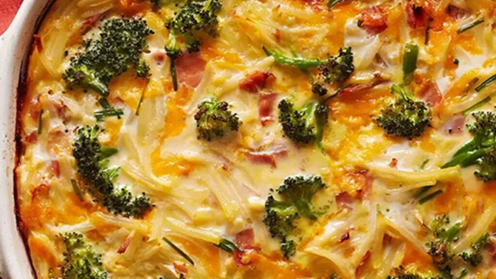 Budincă cu șuncă și broccoli / O rețetă ușoară, pregătită cu o seară înainte și coaptă dimineața pentru un mic dejun hrănitor