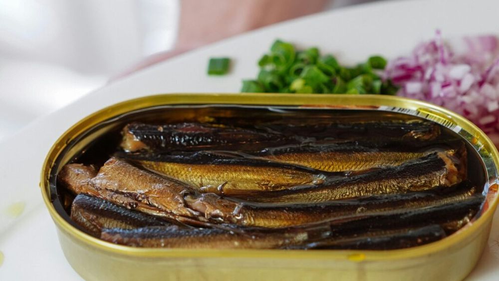 Publicația Eater: Da, poți găti peștele din conservă în conserva sa. E practic și nu te va ucide