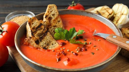 Pâinea veche nu se aruncă, se transformă / Tradițiile italiene redau viață preparatelor rustice / Papa al pomodoro, rețeta antirisipă pentru supă toscană de roșii cu pâine