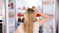 9 alimente pe care nu ar trebui să le ții pe ușa frigiderului / Unde se păstrează corect laptele, ouăle și iaurtul