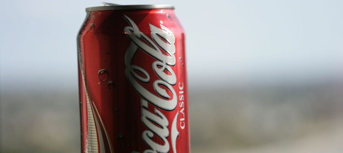 Satul în care apa este o amenințare, iar Coca-Cola beau până și bebelușii/ Cum a ajuns sucul mai ieftin și mai sigur decât apa de la robinet