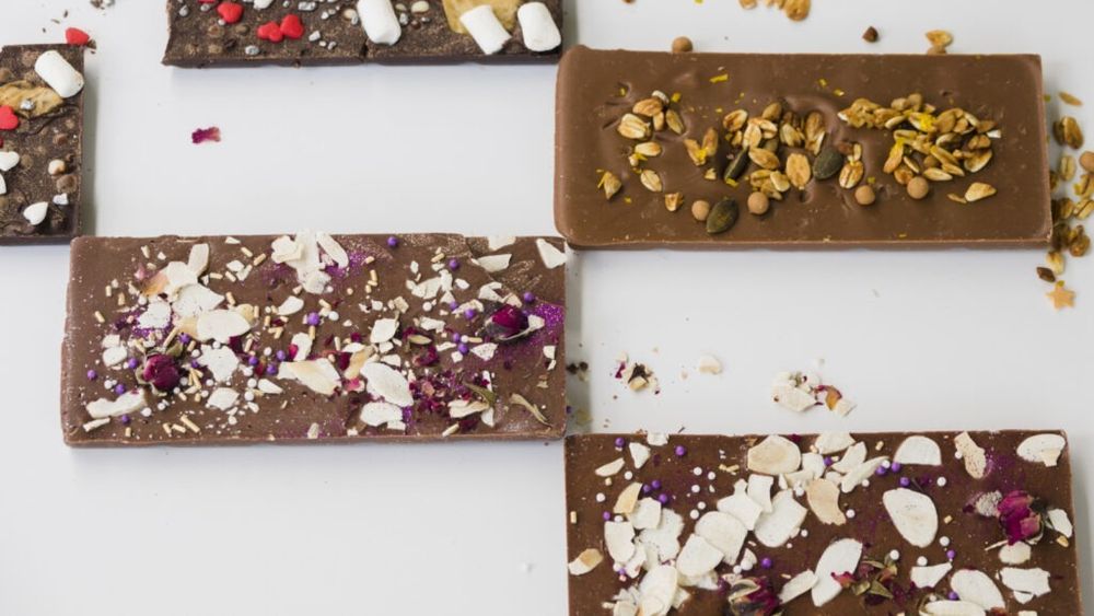 Ceva dulce/ Barete de ciocolată cu semințe de chia și fulgi de ovăz. Nu conțin zahăr, doar puțină miere