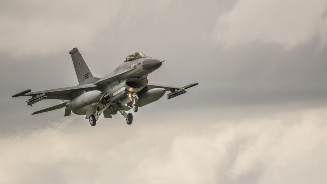 Avioanele F-16 au ajuns în Ucraina, unde vor fi foarte solicitate. Ce mănâncă piloții de aeronave de luptă înainte și în timpul unor misiuni importante? / Mersul la toaletă, imposibil