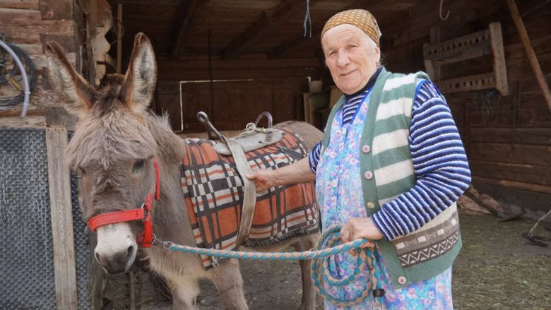 Maria Hoadrea, bunica din Țara Colibelor/ Povestea femeii care hrănește drumeții în Munții Cindrel