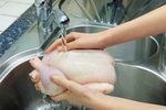 Speli puiul crud, decongelezi carnea pe blat sau mănânci pizza rămasă peste noapte? Experții în siguranță alimentară explică ce obiceiuri din bucătărie sunt cu adevărat periculoase