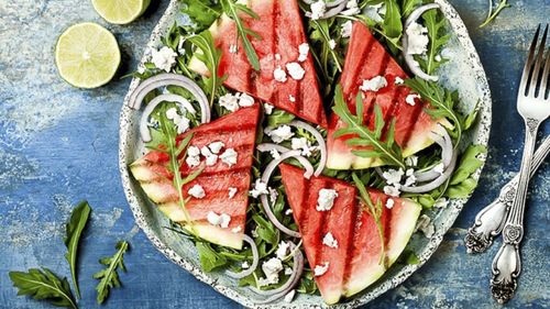 Pepene roșu pe grătar este noutatea verii: cu brânzeturi și ardei picant ca cină, cu ciocolată sau înghețată ca desert, mai ales dacă îl lăsăm să se caramelizeze mai mult