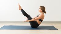 Exercițiul Pilates recomandat de instructori pentru un abdomen puternic. Durează DOAR 2 minute și nu ai nevoie de niciun echipament