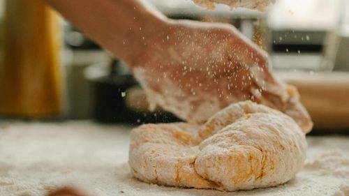 Pâinea artizanală câștigă tot mai mult teren / Expert: „Pe măsură ce crește conștientizarea legată de alimentele ultraprocesate și consumatorii acordă tot mai multă atenție modului în care alimentația le influențează starea generală, aceștia caută produse realizate prin metode tradiționale de panificație”