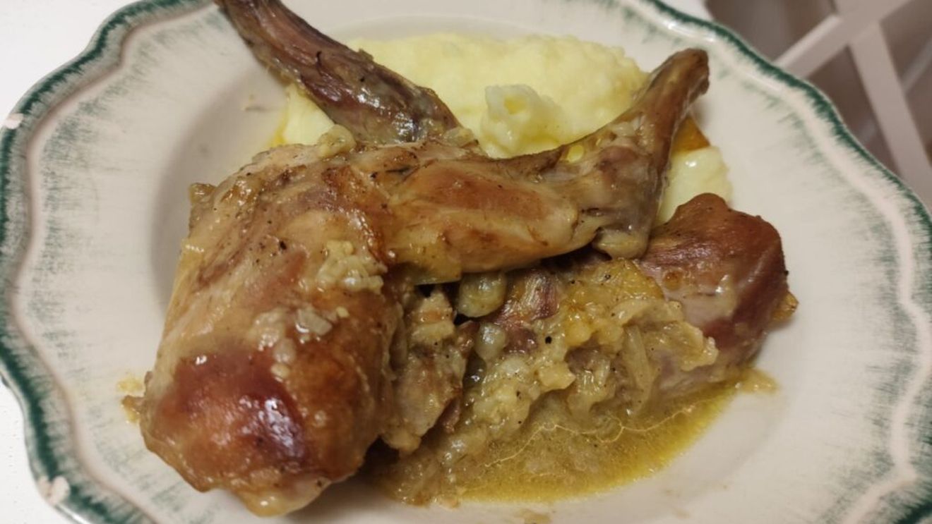 VIDEO-FOTO | Rețetele Juanitei | Iepure gătit cu ceapă, ca la Castel/ Un preparat simplu și sofisticat în același timp, cu o rețetă „furată” de la bucătăreasa Castelului Bethlen-Haller