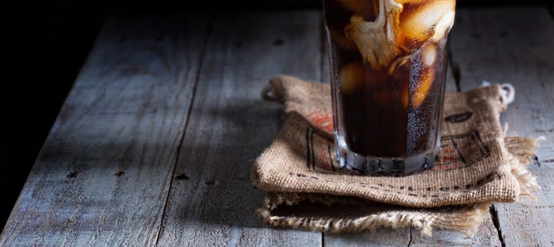 Cum obții o cafea cu gheață aromată fără echipamente speciale