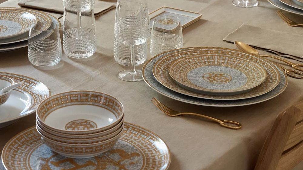 Grupul de lux Hermès construiește o nouă fabrică de porțelan în Franța / Noua unitate va fi dedicată producției de articole pentru servirea mesei