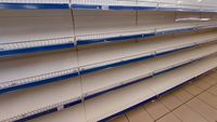 Supermarketuri cu rafturi goale în sudul Italiei / Criza carburanților și protestele transportatorilor blochează aprovizionarea în provincia Foggia